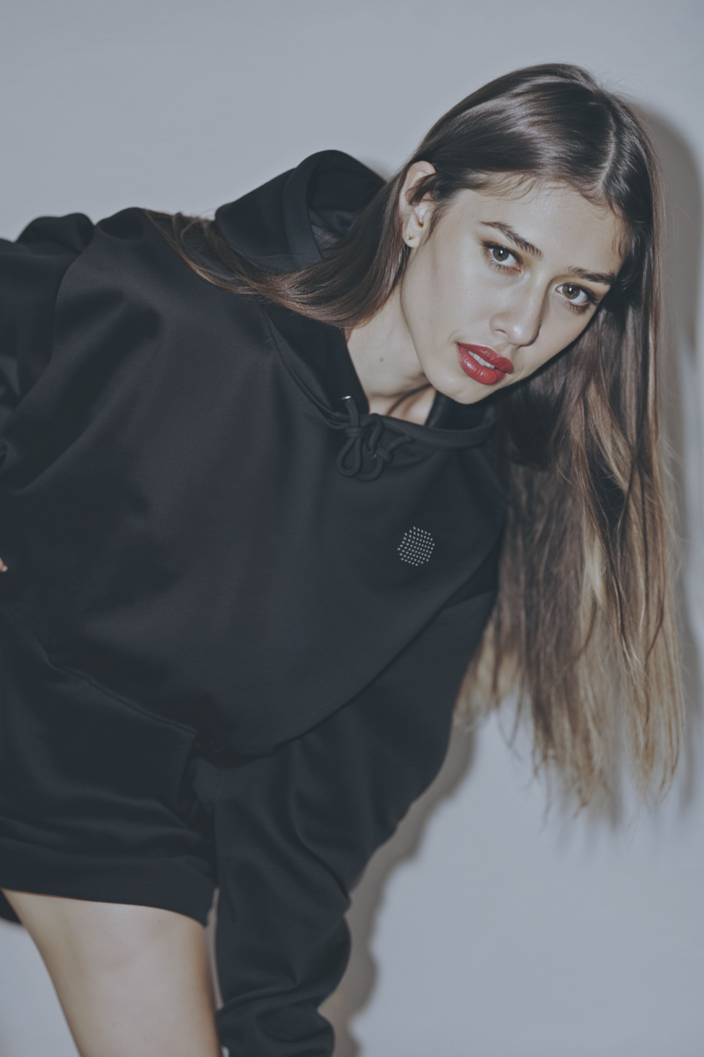 Sudadera oscura con capucha