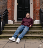 Sudadera oscura con capucha